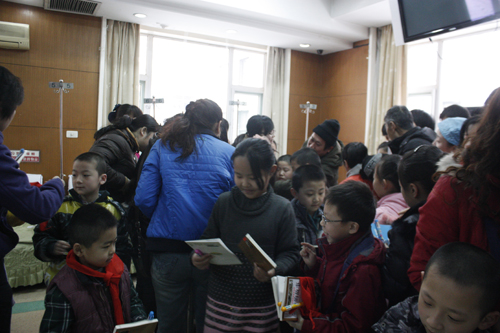 小朋友們積極的領取書籍