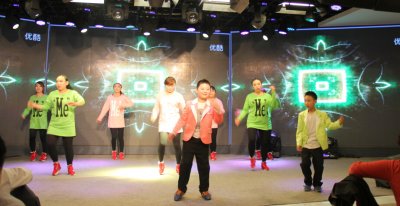 當(dāng)下為流行的小蘋果也來(lái)啦~~