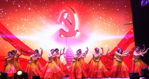 人心跟著共產(chǎn)黨，幸福美好一起走！