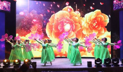  在《幸福花開(kāi)》歡快的旋律中，晚宴的序幕徐徐開(kāi)啟。