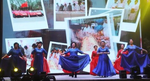 老專(zhuān)家們以最大的熱情詮釋著對(duì)職業(yè)的熱愛(ài)。