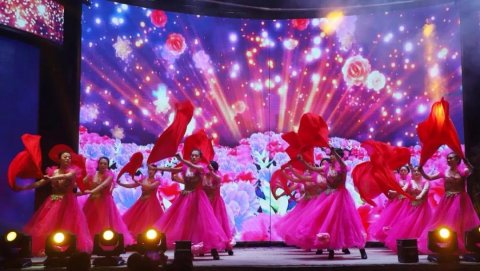 在《我和我的祖國(guó)》優(yōu)美的舞蹈中， 我們懷著無(wú)比激動(dòng)的心情，告別2019，走向2020&hellip;&hellip;