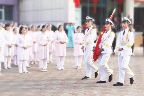 國(guó)慶節(jié)，我院舉行莊嚴(yán)的升旗儀式