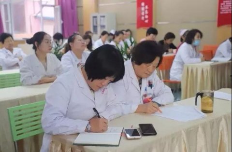 扎實(shí)開(kāi)展&ldquo;不忘初心，牢記使命&rdquo;主題教育，讓醫(yī)者的責(zé)任感和使命感深入人心。